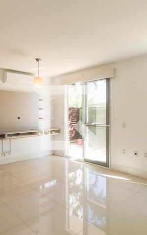 Apartamento à venda com 97m², 2 quartos e 1 vaga Apartamento à venda com 97m², 2 quartos e 1 vagaSala