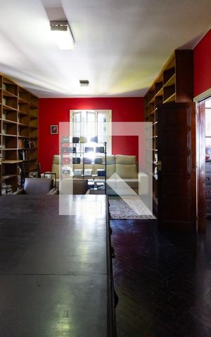 Casa à venda com 750m², 4 quartos e 5 vagas Casa à venda com 750m², 4 quartos e 5 vagasBiblioteca