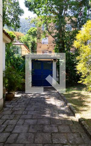 Casa à venda com 750m², 4 quartos e 5 vagas Casa à venda com 750m², 4 quartos e 5 vagasVaranda/jardim