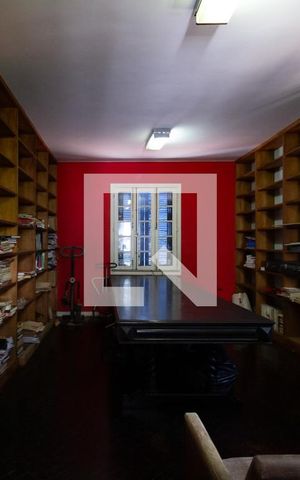 Casa à venda com 750m², 4 quartos e 5 vagas Casa à venda com 750m², 4 quartos e 5 vagasBiblioteca
