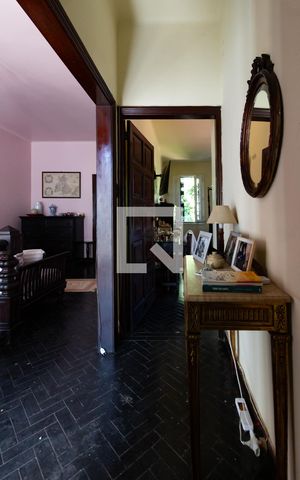 Casa à venda com 750m², 4 quartos e 5 vagas Casa à venda com 750m², 4 quartos e 5 vagasCorredor