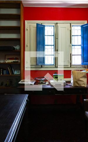 Casa à venda com 750m², 4 quartos e 5 vagas Casa à venda com 750m², 4 quartos e 5 vagasBiblioteca