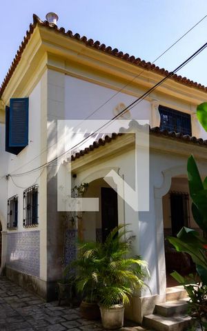 Casa à venda com 750m², 4 quartos e 5 vagas Casa à venda com 750m², 4 quartos e 5 vagasFachada