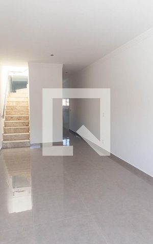 Casa à venda com 130m², 3 quartos e 3 vagas Casa à venda com 130m², 3 quartos e 3 vagasSala