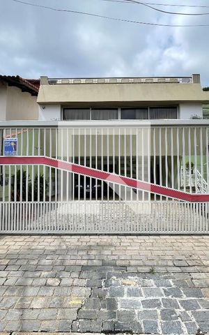 Casa para alugar com 350m², 5 quartos e 5 vagas Casa para alugar com 350m², 5 quartos e 5 vagasFachada