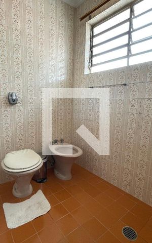 Casa para alugar com 350m², 5 quartos e 5 vagas Casa para alugar com 350m², 5 quartos e 5 vagasBanheiro do Quarto 2