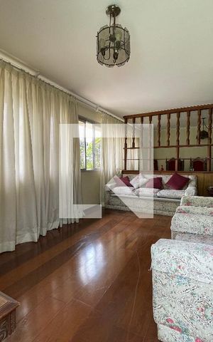Casa para alugar com 350m², 5 quartos e 5 vagas Casa para alugar com 350m², 5 quartos e 5 vagasSala