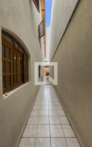 Casa à venda com 323m², 5 quartos e 4 vagas Casa à venda com 323m², 5 quartos e 4 vagasCorredor