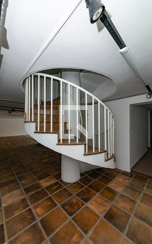 Casa à venda com 845m², 5 quartos e sem vaga Casa à venda com 845m², 5 quartos e sem vagaEscada