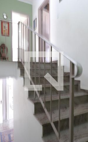 Casa para alugar com 331m², 4 quartos e 4 vagasEscada