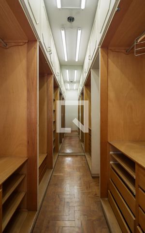 Apartamento à venda com 300m², 4 quartos e 4 vagas Apartamento à venda com 300m², 4 quartos e 4 vagasCloset da Suíte 1