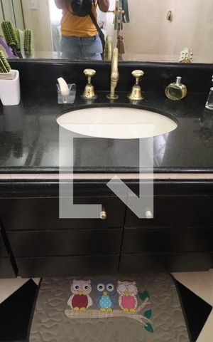 Apartamento à venda com 260m², 3 quartos e 4 vagasBanheiro da Suíte 1
