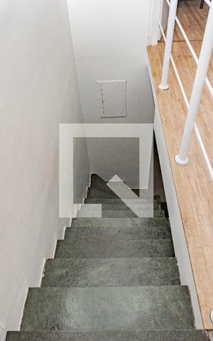 Apartamento à venda com 200m², 3 quartos e 2 vagas Apartamento à venda com 200m², 3 quartos e 2 vagasEscada