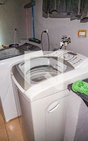 Casa à venda com 250m², 3 quartos e 2 vagas Casa à venda com 250m², 3 quartos e 2 vagasÁrea de serviço
