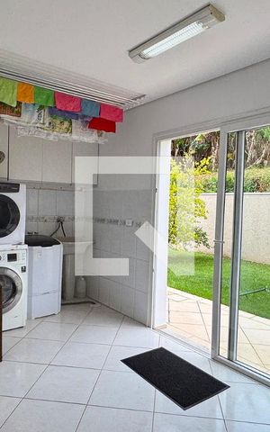 Casa de condomínio para alugar com 350m², 3 quartos e 6 vagasÁrea de Serviço