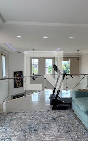 Casa de condomínio para alugar com 350m², 3 quartos e 6 vagasSala de TV