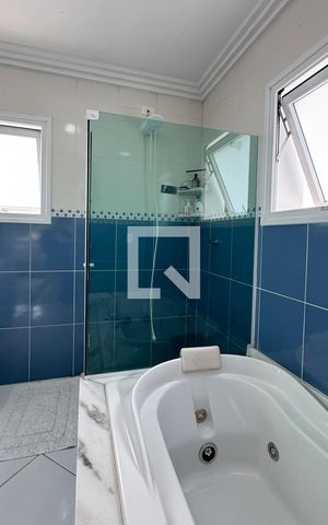 Casa de condomínio para alugar com 350m², 3 quartos e 6 vagasBanheiro da Suíte 1