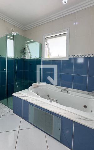 Casa de condomínio para alugar com 350m², 3 quartos e 6 vagasBanheiro da Suíte 1