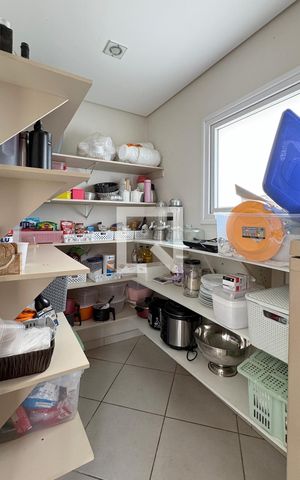 Casa de condomínio para alugar com 350m², 3 quartos e 6 vagasDespensa