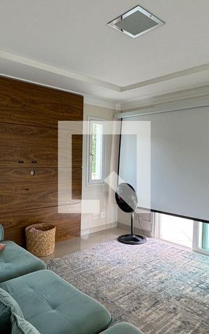 Casa de condomínio para alugar com 350m², 3 quartos e 6 vagasSala de TV