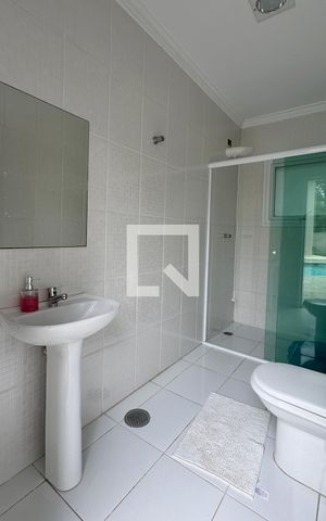 Casa de condomínio para alugar com 350m², 3 quartos e 6 vagasBanheiro Churrasqueira