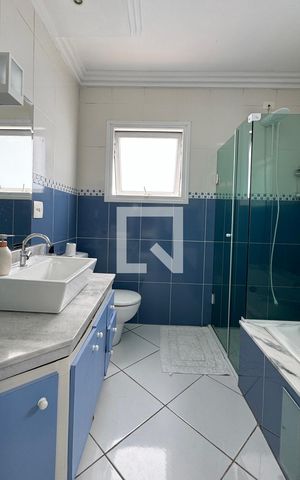 Casa de condomínio para alugar com 350m², 3 quartos e 6 vagasBanheiro da Suíte 1