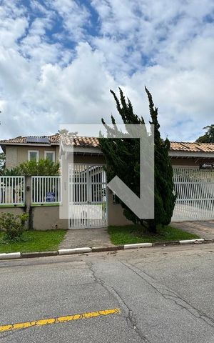Casa de condomínio para alugar com 350m², 3 quartos e 6 vagasFachada