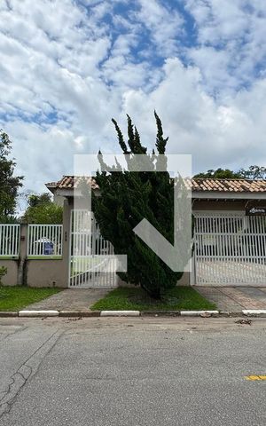 Casa de condomínio para alugar com 350m², 3 quartos e 6 vagasFachada