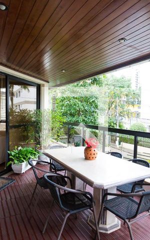 Apartamento à venda com 246m², 3 quartos e 4 vagas Apartamento à venda com 246m², 3 quartos e 4 vagasVaranda da Sala