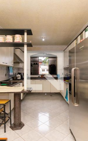 Casa à venda com 112m², 3 quartos e 2 vagas Casa à venda com 112m², 3 quartos e 2 vagasCozinha