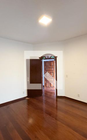Casa à venda com 200m², 4 quartos e 4 vagas Casa à venda com 200m², 4 quartos e 4 vagasSala