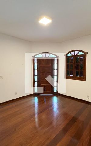 Casa à venda com 200m², 4 quartos e 4 vagas Casa à venda com 200m², 4 quartos e 4 vagasSala