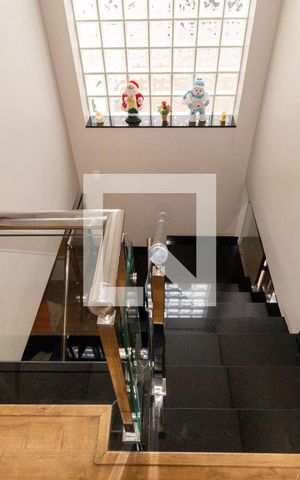 Casa à venda com 140m², 4 quartos e 3 vagasEscada