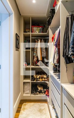 Apartamento à venda com 240m², 3 quartos e 3 vagas Apartamento à venda com 240m², 3 quartos e 3 vagasSuíte