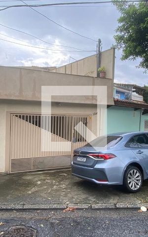 Casa para alugar com 180m², 2 quartos e 1 vaga Casa para alugar com 180m², 2 quartos e 1 vagaFachada