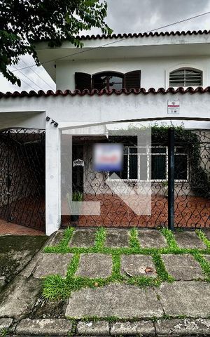 Casa para alugar com 187m², 3 quartos e 3 vagas Casa para alugar com 187m², 3 quartos e 3 vagasFachada