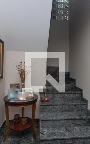 Casa à venda com 320m², 3 quartos e 5 vagas Casa à venda com 320m², 3 quartos e 5 vagasEscada