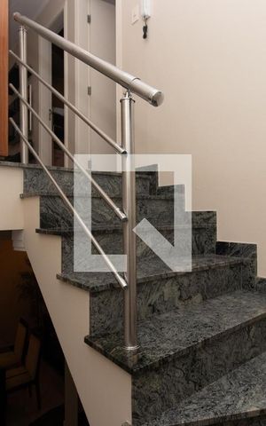 Casa à venda com 320m², 3 quartos e 5 vagas Casa à venda com 320m², 3 quartos e 5 vagasEscada
