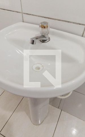 Casa para alugar com 45m², 1 quarto e sem vaga Casa para alugar com 45m², 1 quarto e sem vagaBanheiro