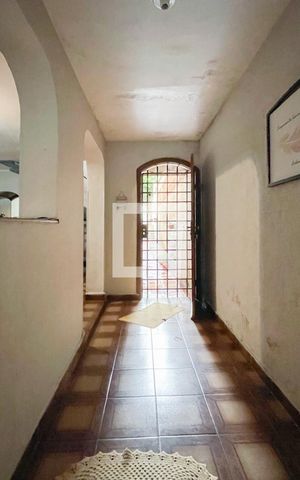 Casa à venda com 300m², 4 quartos e 2 vagas Casa à venda com 300m², 4 quartos e 2 vagasHall