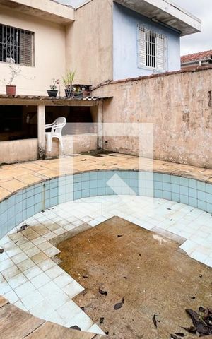 Casa à venda com 300m², 4 quartos e 2 vagas Casa à venda com 300m², 4 quartos e 2 vagasÁrea - Piscina
