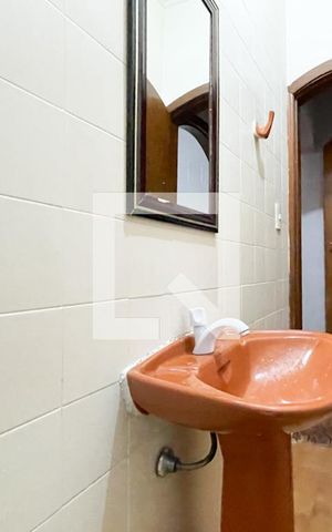 Casa à venda com 300m², 4 quartos e 2 vagas Casa à venda com 300m², 4 quartos e 2 vagasLavabo