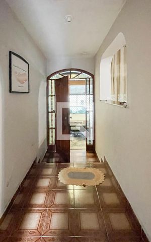 Casa à venda com 300m², 4 quartos e 2 vagas Casa à venda com 300m², 4 quartos e 2 vagasHall