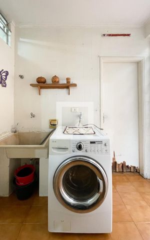 Casa à venda com 300m², 4 quartos e 2 vagas Casa à venda com 300m², 4 quartos e 2 vagasÁrea de Serviço