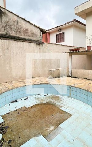 Casa à venda com 300m², 4 quartos e 2 vagas Casa à venda com 300m², 4 quartos e 2 vagasÁrea - Piscina