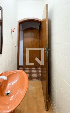 Casa à venda com 300m², 4 quartos e 2 vagas Casa à venda com 300m², 4 quartos e 2 vagasLavabo
