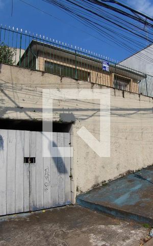 Casa à venda com 250m², 4 quartos e 1 vaga Casa à venda com 250m², 4 quartos e 1 vagaFachada