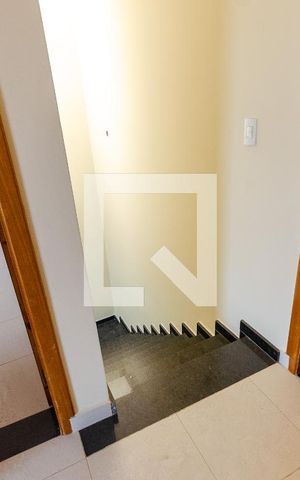 Casa de condomínio à venda com 96m², 3 quartos e 3 vagas Casa de condomínio à venda com 96m², 3 quartos e 3 vagasEscada