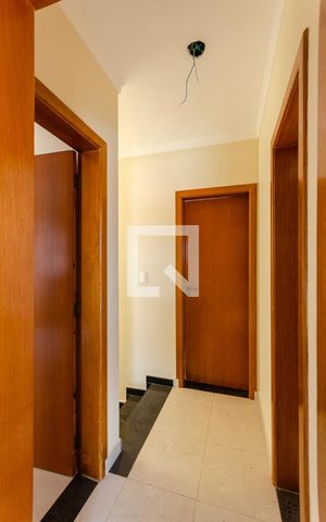 Casa de condomínio à venda com 96m², 3 quartos e 3 vagas Casa de condomínio à venda com 96m², 3 quartos e 3 vagasCorredor