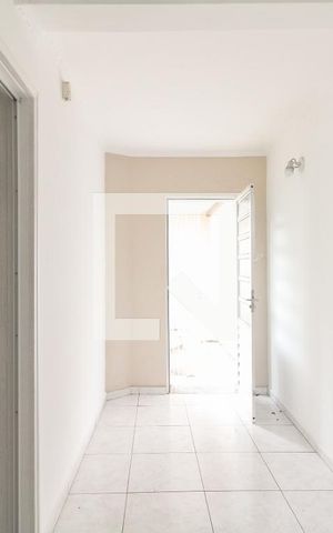 Casa à venda com 80m², 2 quartos e sem vaga Casa à venda com 80m², 2 quartos e sem vagaCorredor de Acesso
